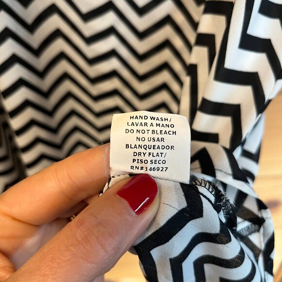 Misia Black and White Chevron Patterned Sleeveless Top - L - Picture 7 of 8